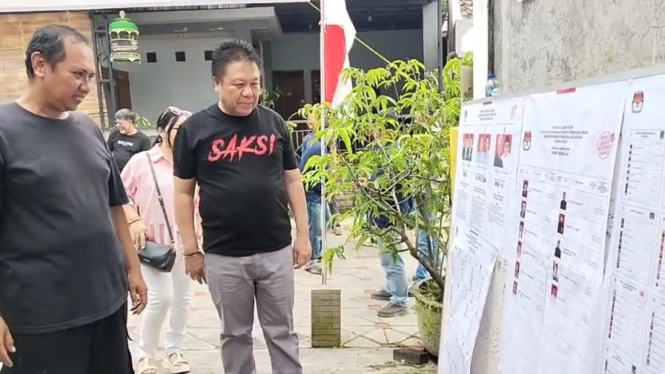 Ketua DPRD Salatiga Dance Ishak Palit Kenakan Kaos Saksi