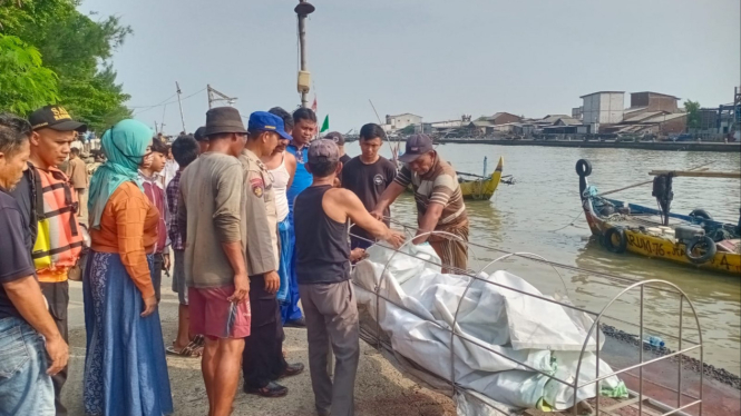 Evakuasi nelayan yang diterjang ombak di Semarang, Kamis (15/2/24).
