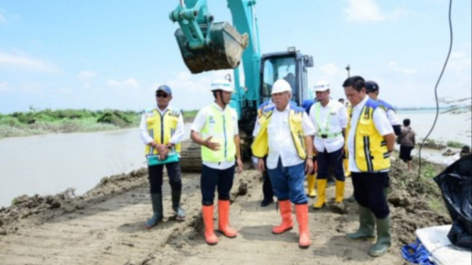 Menteri PUPR Basuki Hadimulyono tinjau tanggul Sungai Wulan di Demak.