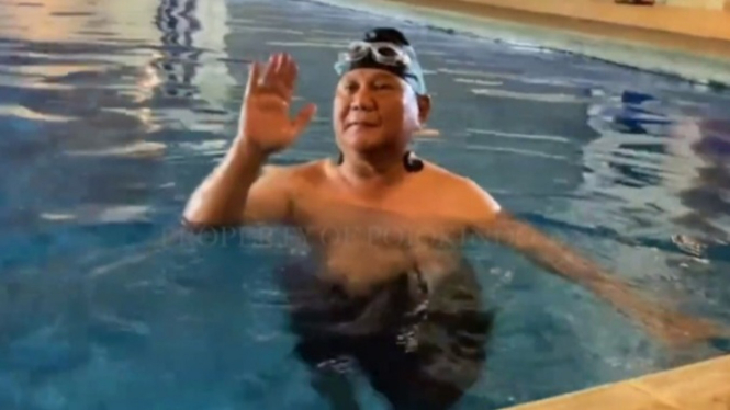 Prabowo Subianto saat berenang di rumahnya.