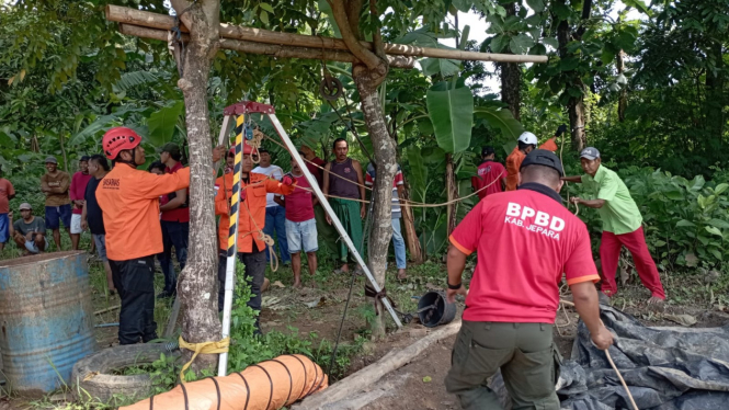 Tim SAR mengevakuasi korban dari dalam sumur di Jepara.