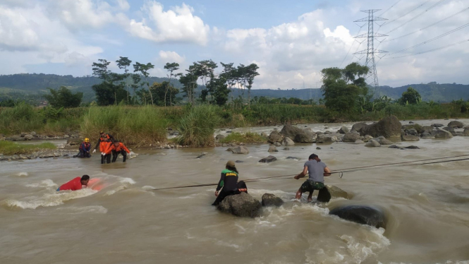 Tim SAR evakuasi Mbah Salimin di Sungai Dermaganti Kendal.