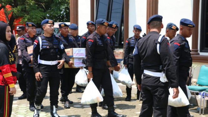 Brimobda Jateng bantu korban banjir di Demak.