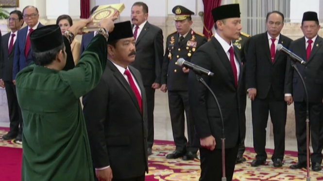 AHY dan Hadi Tjahjanto dilantik menjadi menteri oleh Presiden.