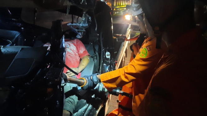 Tim SAR berupaya menyelamatkan sopir yang terjepit kabin di Semarang.