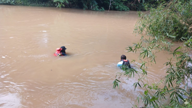 Tim SAR mencari korban tenggelam di Sungai Sragi Pekalongan.