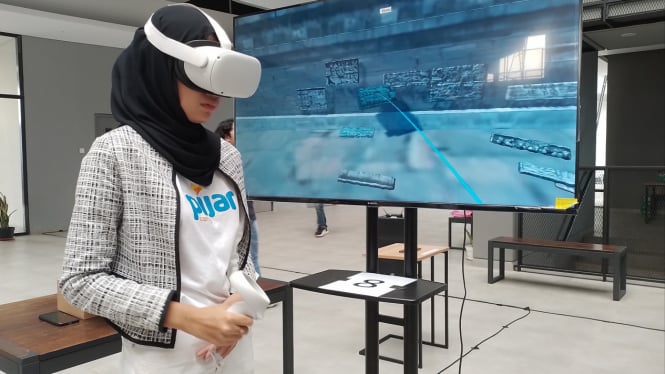 Mahasiswa coba Borobudur Metaverse di BINUS University Semarang.