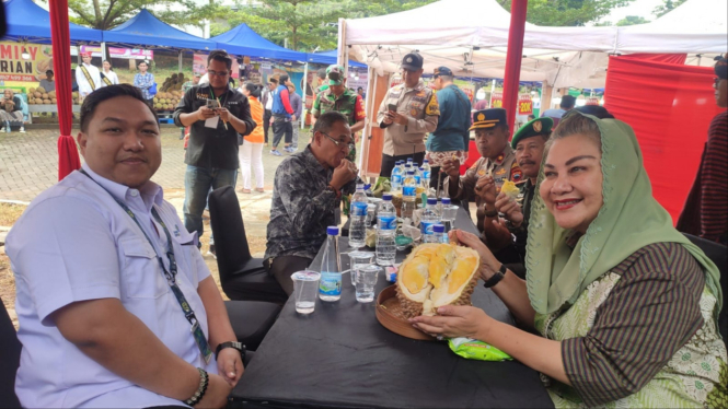 Kemenkop dan Walikota Semarang coba durian Gunungpati.