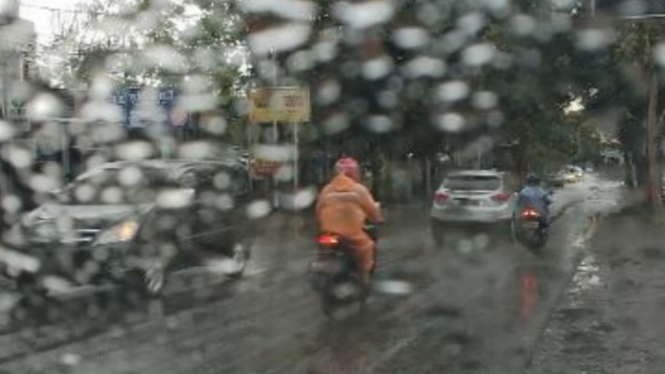 Hujan mengguyur Kota Semarang.
