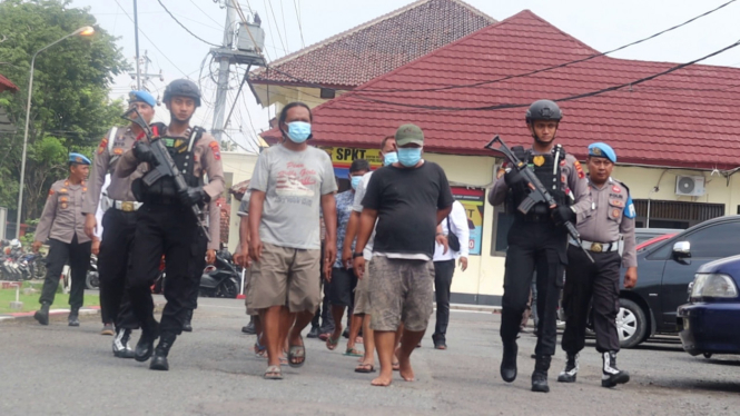 Pelaku judi sabung ayam dibawa ke Mapolres Grobogan.