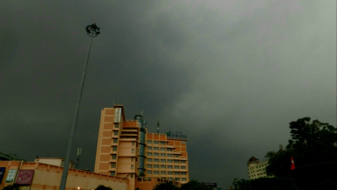 Awan hujan di langit Semarang.