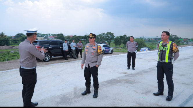 Petugas Polres Klaten cek jalan tol Solo-Yogyakarta.