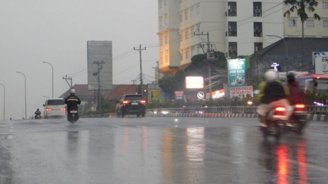 Hujan mengguyur jalan raya Semarang - Solo.