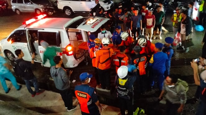 Tim SAR evakuasi turis AS di Laut Semarang.