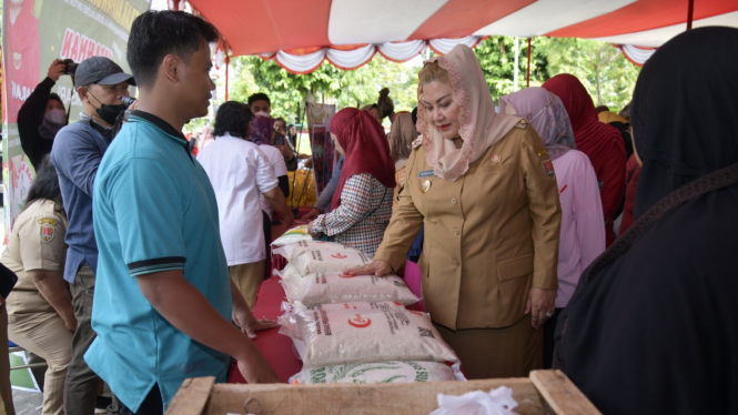 Walikota Semarang Mbak Ita mengunjungi pasar murah.