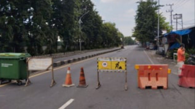 Jalan ditutup setelah ledakan di Mako Gegana Brimob Polda Jatim.