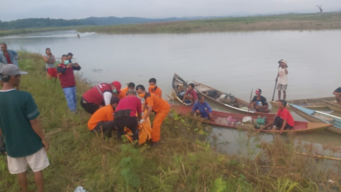 Tim SAR evakuasi korban di Sungai Braholo Sragen.