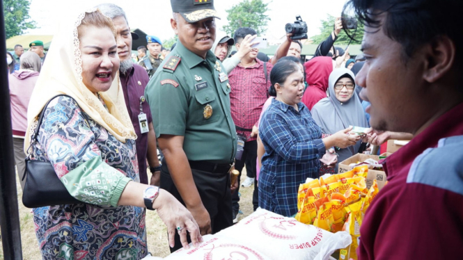 Walikota Semarang dan Pangdam IV hadur di Pasar Murah Kodam.