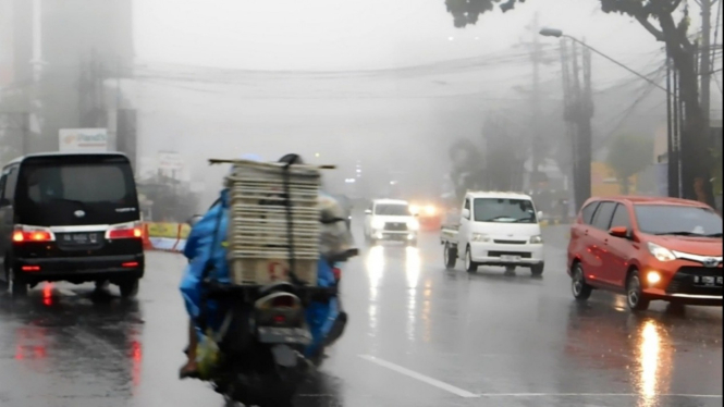 Cuaca hujan di Semarang Jawa Tengah.