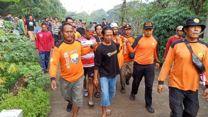 Tim SAR mengevakuasi bocah yang terseret Sungai Pusur Sukoharjo