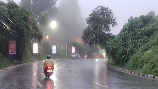 Hujan membasahi Kota Semarang.