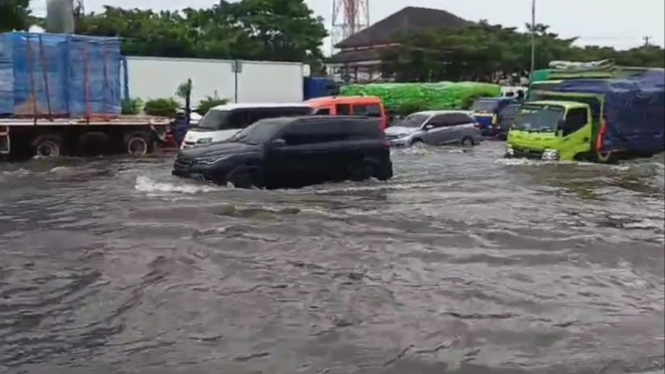 Banjir yang landa Jalan Kaligawe Semarang.