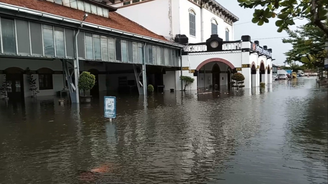 Banjir di Stasiun Semarang Tawang.