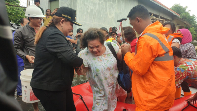 Walikota Semarang pimpin langsung evakuasi warga.