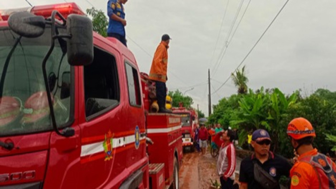 Petugas BPBD Jateng bantu penanganan banjir.