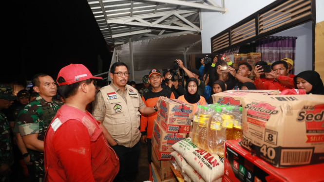 Pj Gubernur Jateng serahkan bantuan korban banjir Pekalongan.