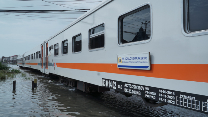 Kereta sudah bisa lewat rel yang sebelumnya banjir.