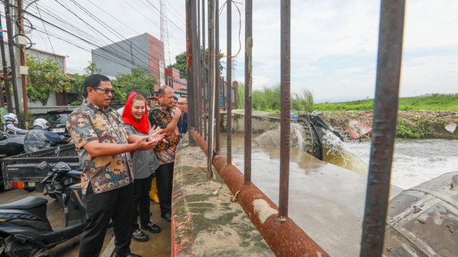 Pj Gubernur Jateng Nana Sudjana cek lokasi banjir Semarang.