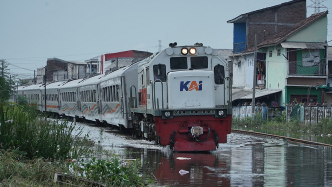 Kereta api sudah bisa melintas setelah banjir Semarang surut.