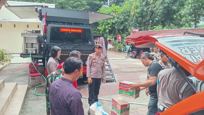Dapur umum untuk korban banjir Semarang.