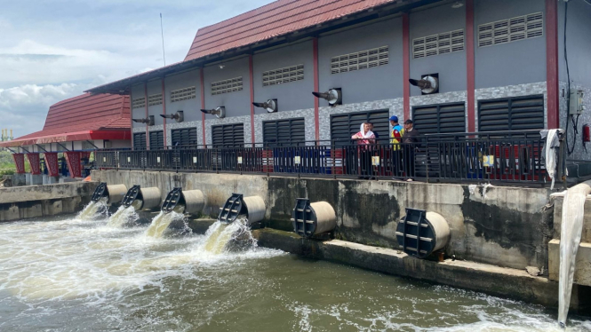 Rumah pompa Tenggang menyedot air banjir Semarang.