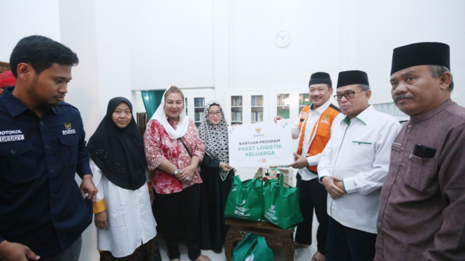 Ketua Baznas RI dan Walikota serahkan bantuan korban banjir.