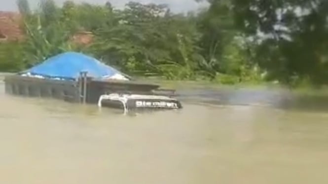 Banjir di Pantura Demak dan Kudus rendam truk.