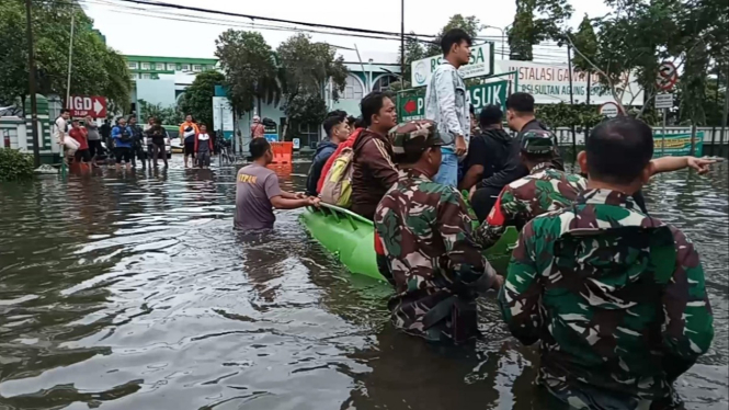 TNI evakuasi pasien RSI Sultan Agung Semarang.