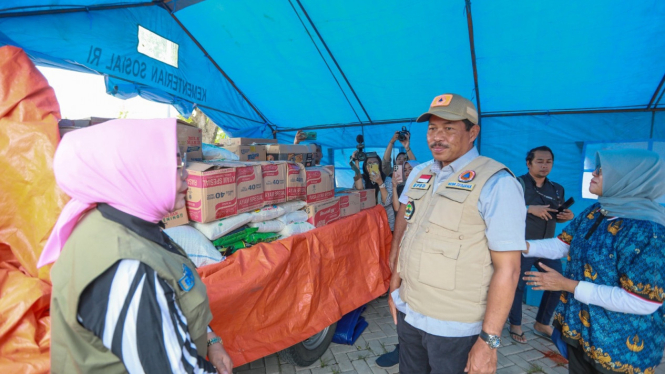 Pj Gubernur Jateng Nana Sudjana cek pengungsian banjir Grobongan.