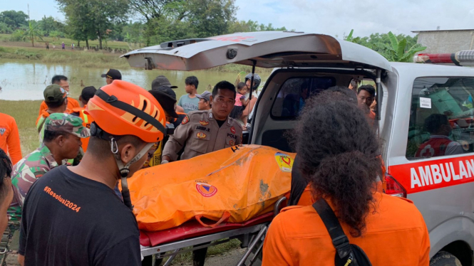 Tim SAR evakuasi santri yang jadi korban banjir di Grobogan.