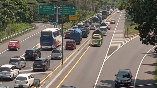 Suasana arus mudik di jalan tol.