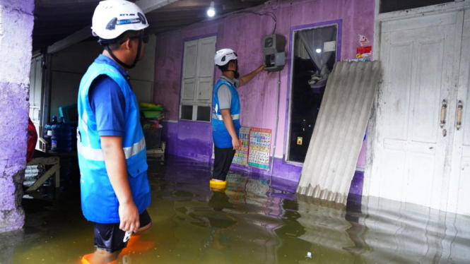 Petugas PLN amankan suplai listrik di lokasi banjir pantura Jateng.