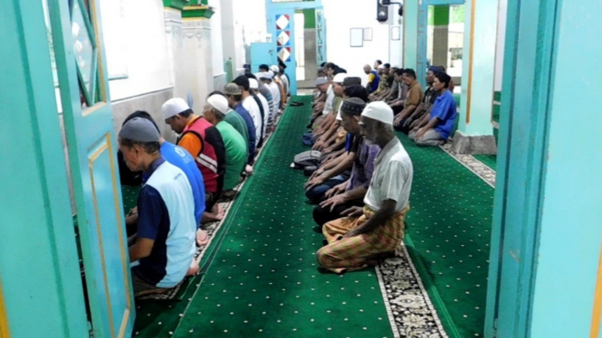Suasana di Masjid Pekojan Semarang yang dibangun muslim Gujarat.