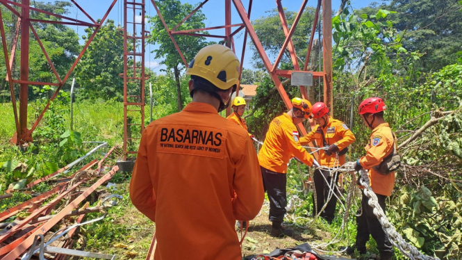 Petugas SAR evakuasi korban di tower seluler Tegal.