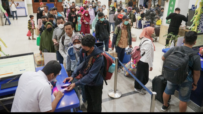 Suasana penumpang kereta api di Stasiun Tawang Semarang.