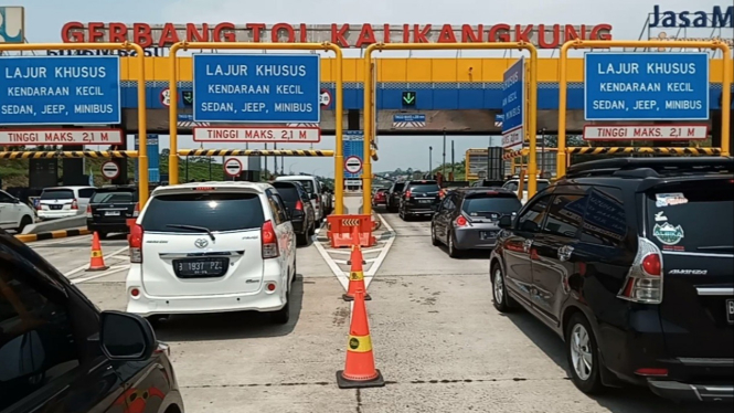 Gerbang tol Kalikangkung Semarang.