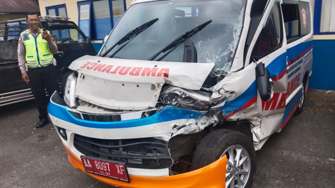 Ambulans yang mengalami kecelakaan di Wonosobo.