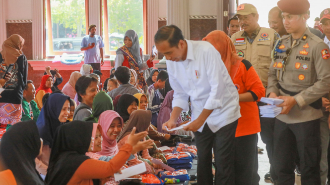 Presiden Jokowi kunjungi pengungsi banjir di Demak.