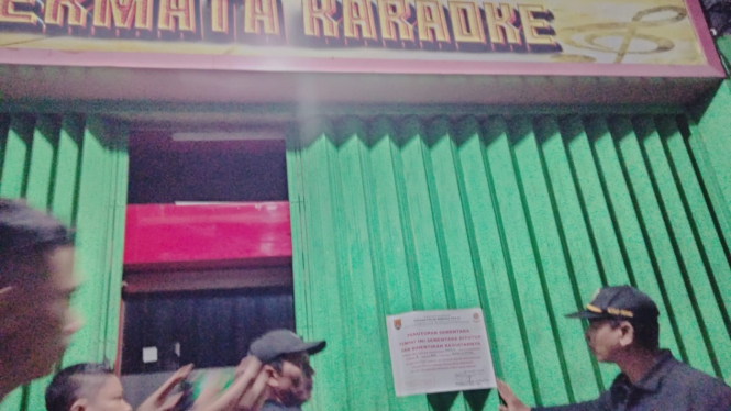 Satpol PP segel tempat karaoke pelanggar aturan saat Ramadan.
