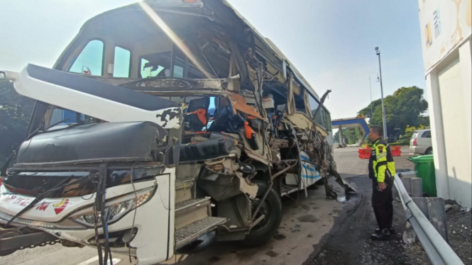 Bus Pahala Kencana hancur di jalan tol Semarang.
